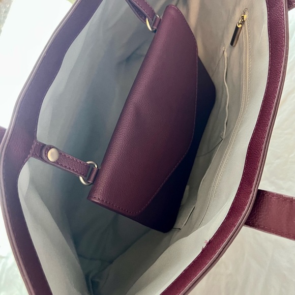 Thirty-One Signature tote in Sketched Floral - Picture 3 of 4